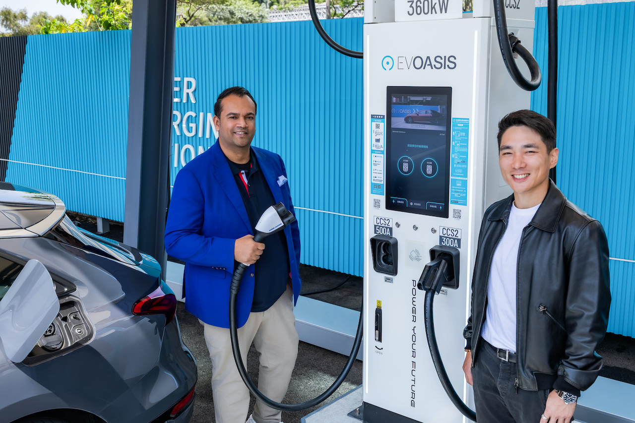 圖3_ 左起台灣福斯集團暨台灣奧迪總裁 安薩瑞 Rahil Ansari、EVOASIS副董事長鄭旭捷